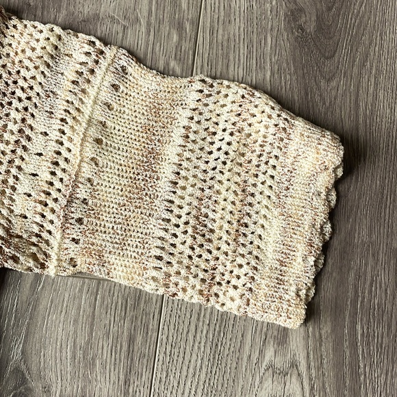 Knit over the head top with short scalloped sleeves - Picture 7 of 8